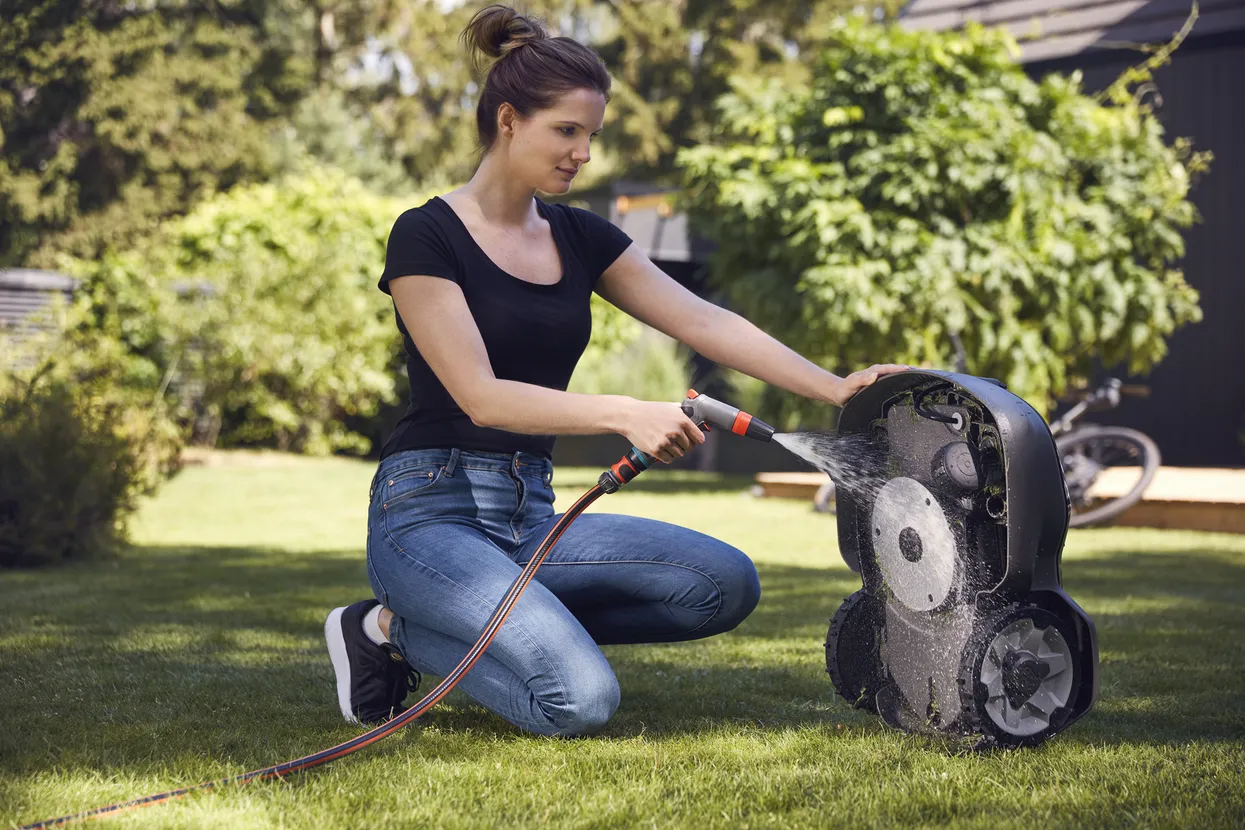 Husqvarna Automower® 310 Mark II Robotic Lawn Mower with medium DIY installation kit - 1000 m²
